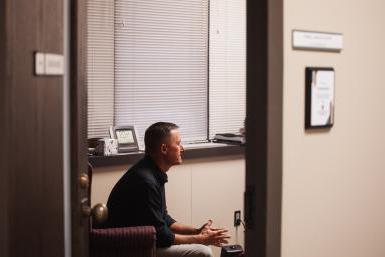 从他的门外望去，可以看到Myron Parsley坐在他的办公室里，就像他和一个学生一起工作一样. 帕斯利是澳门威尼斯人网址咨询中心的心理健康咨询师, 为克里特岛校区的学生服务. 